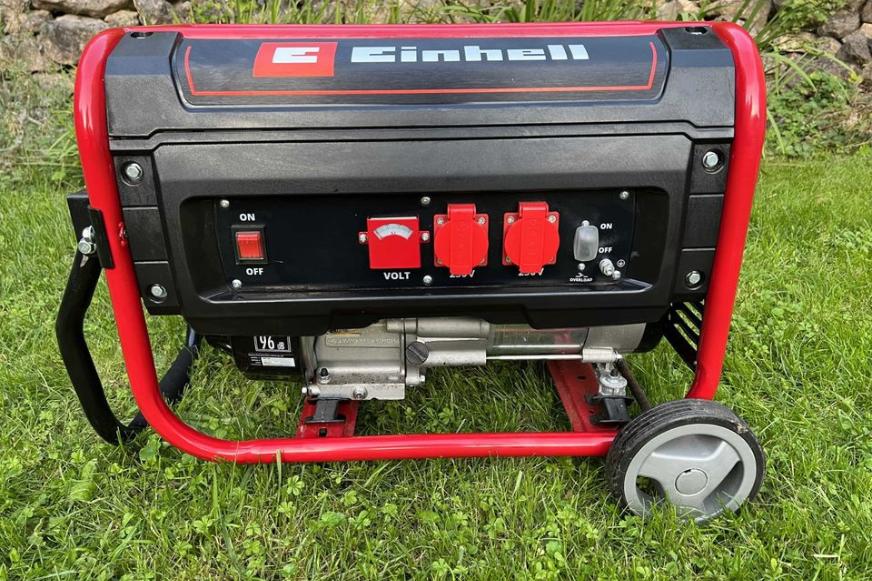 Der Einhell TC-PG 35/E5 Notstromaggregat steht auf dem Boden.